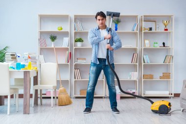 Adam evi temizliyor.