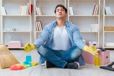 Adam evi temizliyor.