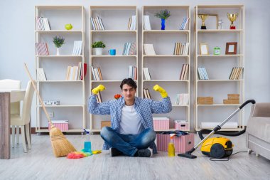 Adam evi temizliyor.