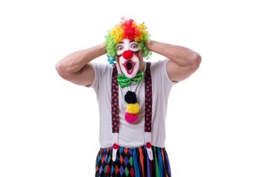 Beyaz arka planda aptalca davranan komik palyaço.