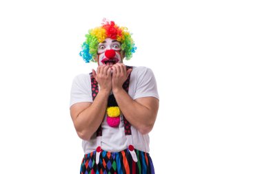Beyaz arka planda aptalca davranan komik palyaço.