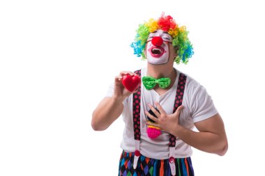 Beyaz arka planda kalbi olan komik bir palyaço.