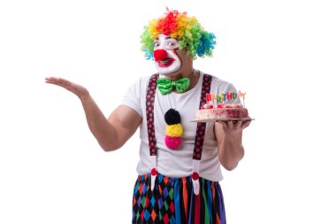 Beyaz arka plan üzerinde izole bir doğum günü pastası ile komik palyaço