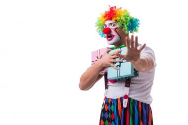 Beyaz arka planda izole edilmiş hediye kutusu olan komik bir palyaço.