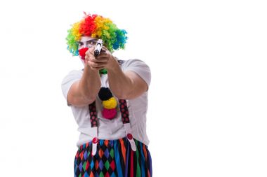 Beyaz arka planda izole edilmiş silahlı komik bir palyaço.
