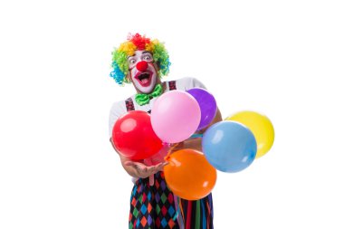 Beyaz arka planda balonları olan komik bir palyaço.