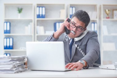 İşadamı ofisinde sigara içiyor.