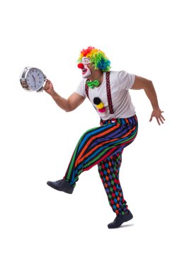 Beyaz arka planda izole edilmiş çalar saati olan komik bir palyaço.