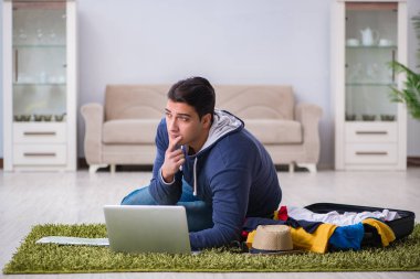 Tatil gezisini haritayla planlayan adam