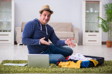 Tatil gezisini haritayla planlayan adam