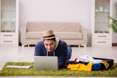 Tatil gezisini haritayla planlayan adam