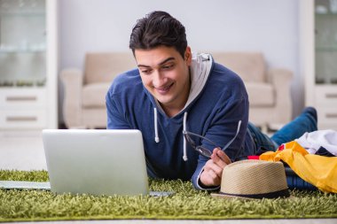 Tatil gezisini haritayla planlayan adam