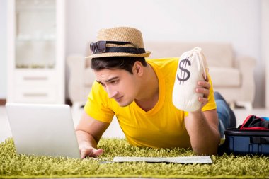 Tatil gezisini haritayla planlayan adam