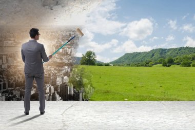 İş adamı doğayı tekerlekli fırçayla resmediyor