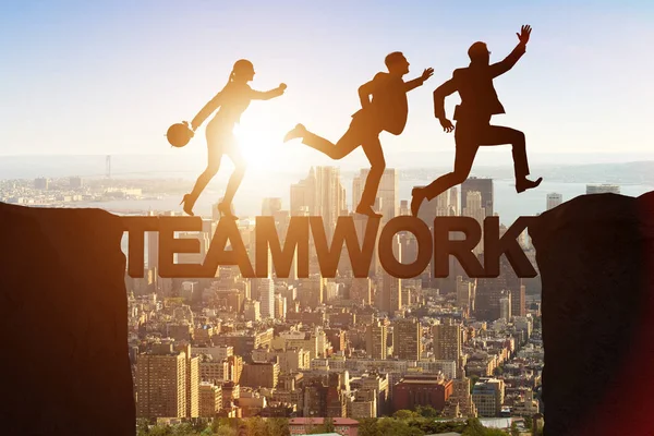 Teamwork-Konzept mit Geschäftsleuten über Brücke — Stockfoto
