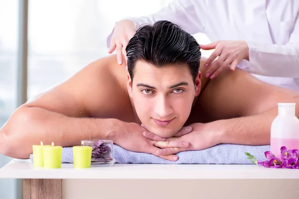 Bel homme dans spa massage concept — Photo