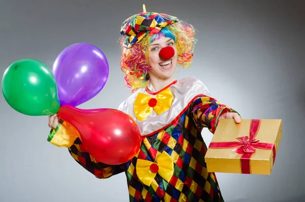 Смешной клоун в комической концепции — стоковое фото