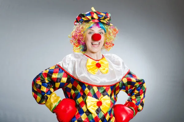 Drôle de clown dans le concept comique — Photo