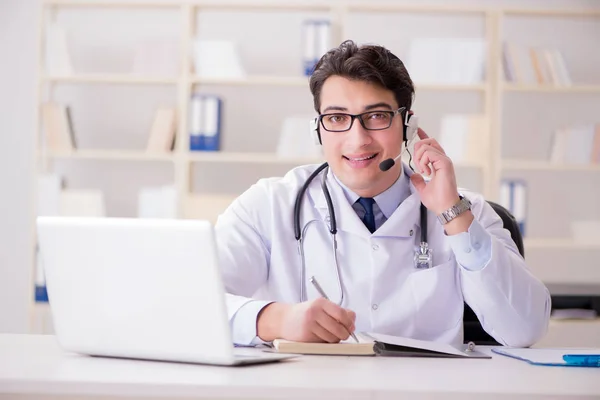 Jovem médico no conceito médico — Fotografia de Stock