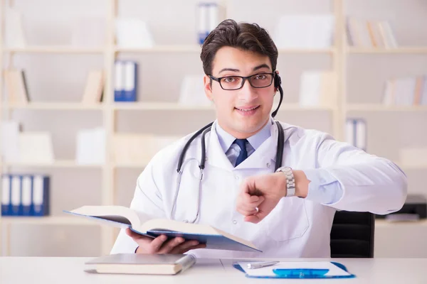 Junger Mann Arzt im medizinischen Konzept — Stockfoto