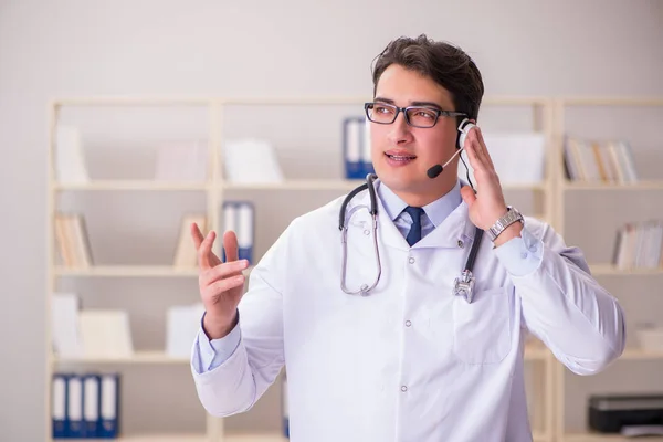 Joven doctor en concepto médico — Foto de Stock