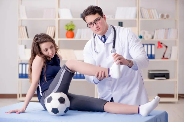 Arzt kümmert sich um Sportverletzung — Stockfoto