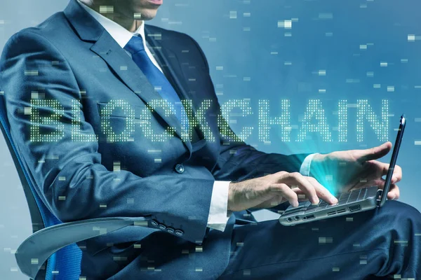 Üzletember a blockchain cryptocurrency koncepcióban — Stock Fotó
