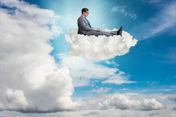 Empresario trabajando en el portátil en el cielo — Foto de Stock
