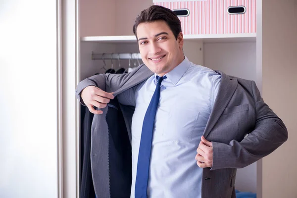 Jonge man zakenman kleden zich aan voor het werk — Stockfoto