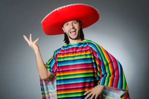 Adam izole bir canlı Meksika panço gri arka planda