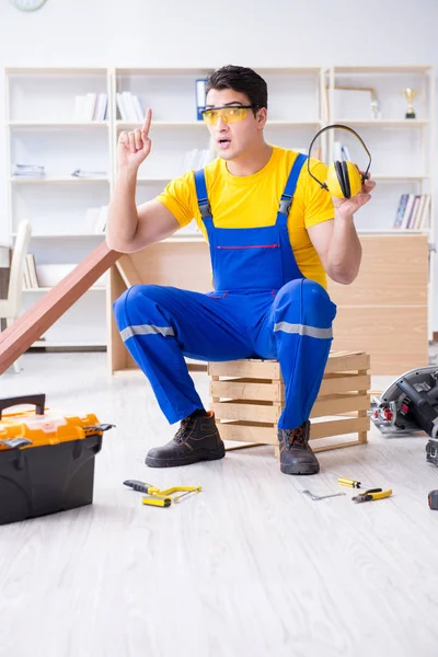 Tamirci marangoz tahta kalaslarla çalışıyor.