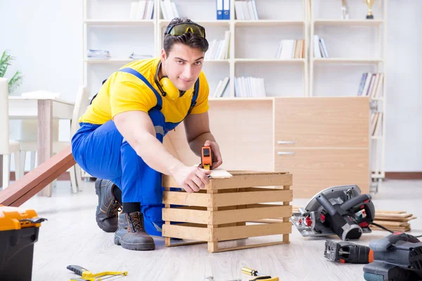 Carpintero reparador que trabaja con tablón de madera y medidor — Foto de Stock