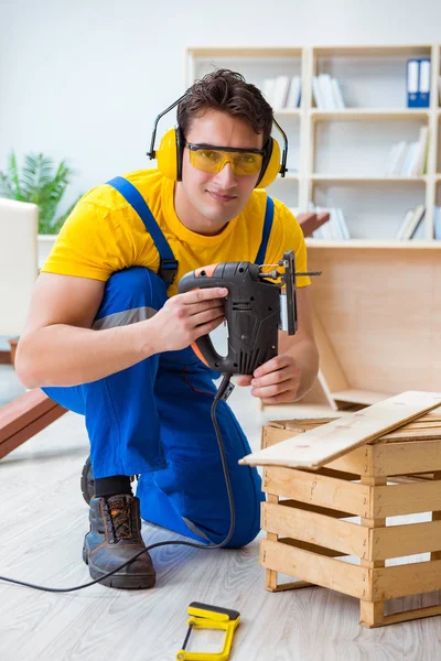 Reparador carpintero cortando aserrar una tabla de madera con un electr —  Fotos de Stock