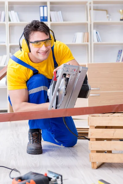 Tamirci marangoz. Dolaşım halindeki tahta testereyi kesiyor.