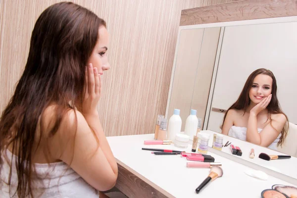 Güzellik anlayışı olan genç bir kadın.