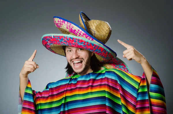 Man in een levendige Mexicaanse poncho grijze achtergrond geïsoleerd — Stockfoto