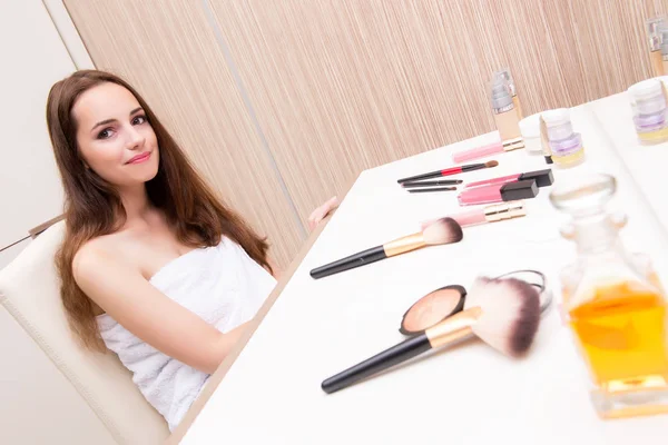 Jovem mulher em beleza make-up conceito — Fotografia de Stock