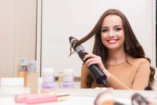 Jeune femme en beauté concept de maquillage — Photo