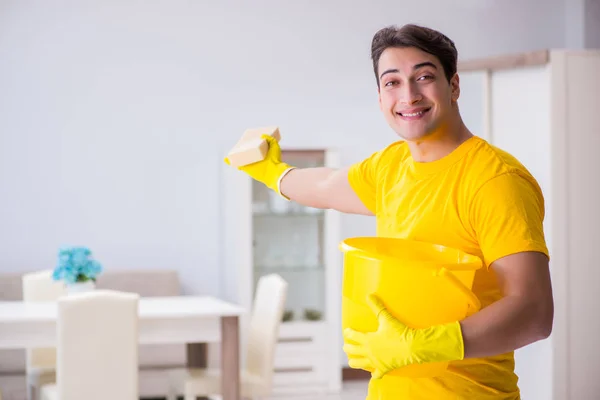 Junger Mann erledigt Hausarbeit — Stockfoto