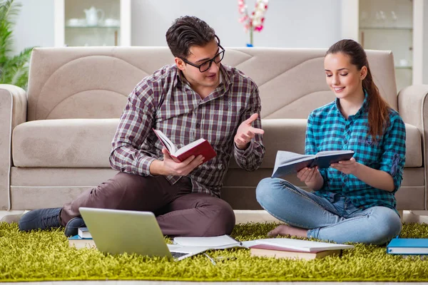 Üniversite sınavlarına hazırlanan öğrenciler