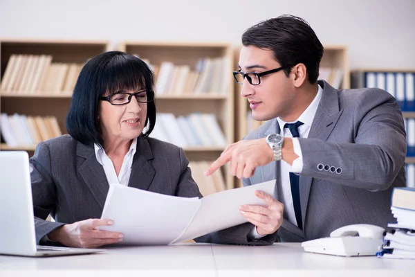 Geschäftspaar diskutiert im Büro — Stockfoto