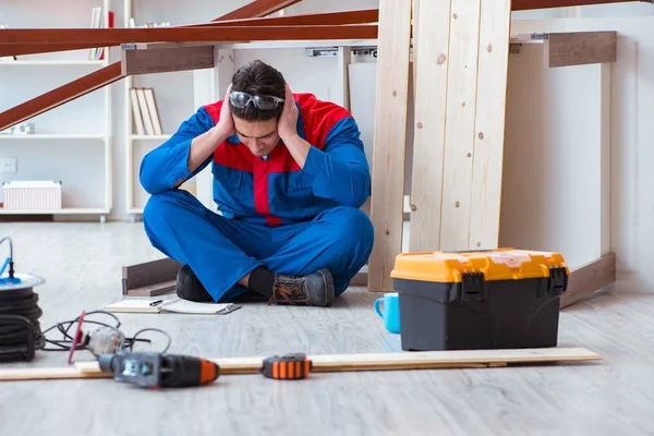 Genç marangoz kendini kötü hissetmekten yoruldu.