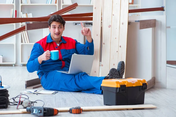 Dizüstü bilgisayarı olan genç bir marangoz