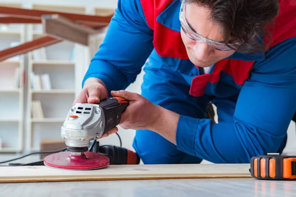 Jeune menuisier travaillant avec des planches en bois — Photo