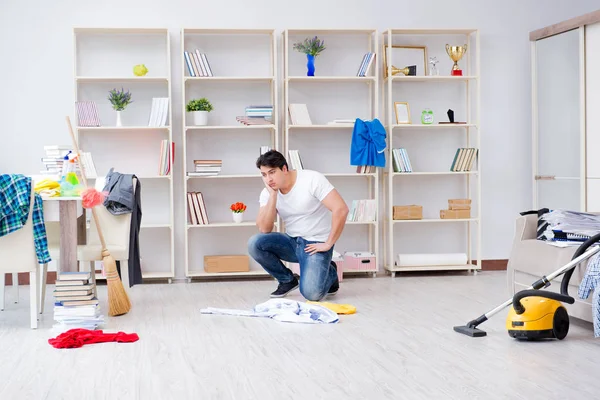 남자 가집 청소를 하는 모습 — 스톡 사진