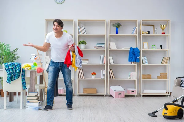 Adam evi temizliyor.