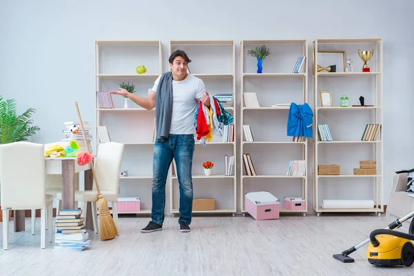 Adam evi temizliyor.