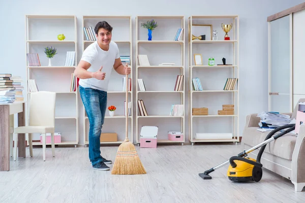 Adam evi temizliyor.