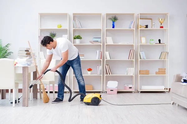 Чоловік робить прибирання вдома — стокове фото