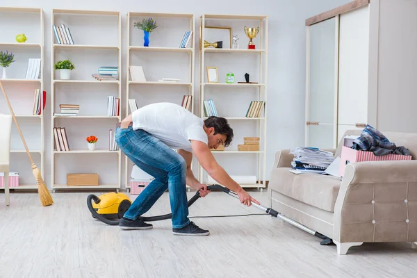 Hombre haciendo limpieza en casa —  Fotos de Stock